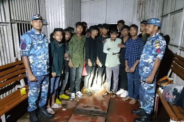 চাঁদপুরে মেঘনার চরে ঝড়ে আটকে পড়া ২২ শিক্ষার্থীকে উদ্ধার করেছে কোস্টগার্ড